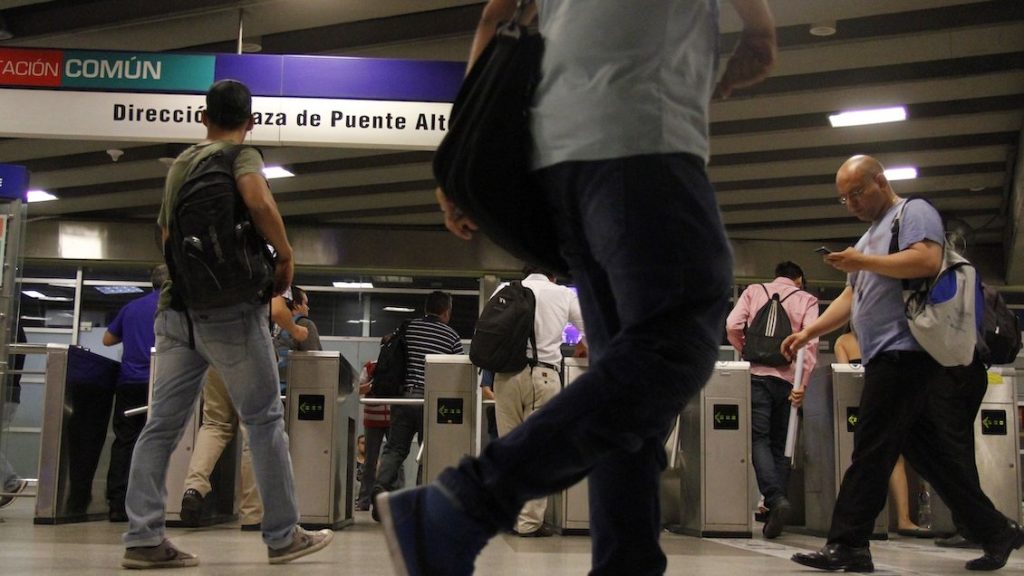 Estudiantes secundarios llaman a la evasión del pasaje del Metro